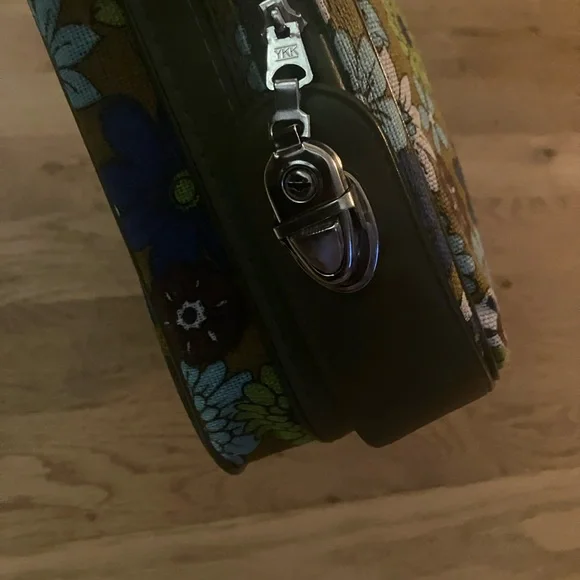 Vintage 70s Floral Patterned Suitcase - Picture 5 of 7